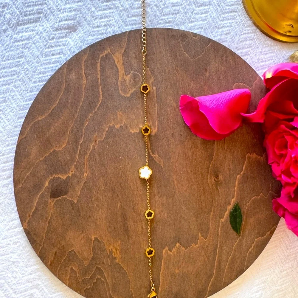 Elegant Gold Flower Bracelet - Picture 2 of 5